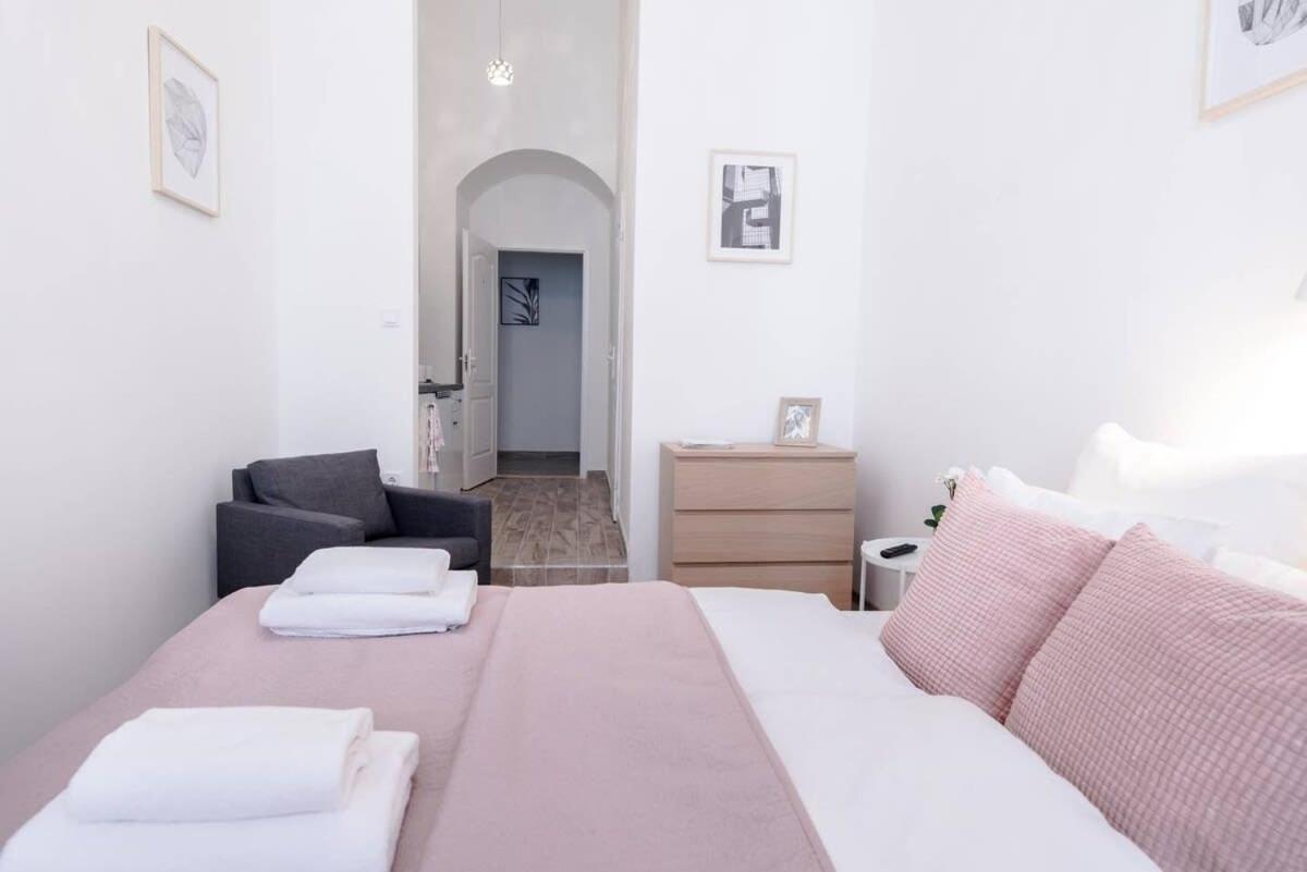 Brand New Studio With Aircon In The Center Budapest Ngoại thất bức ảnh